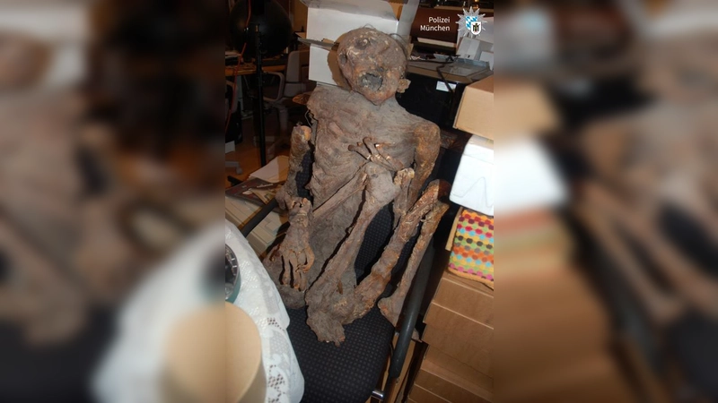 Diese Nachbildung einer Mumie hat in Aying einen Polizeieinsatz ausgelöst. (Foto: Polizei München)