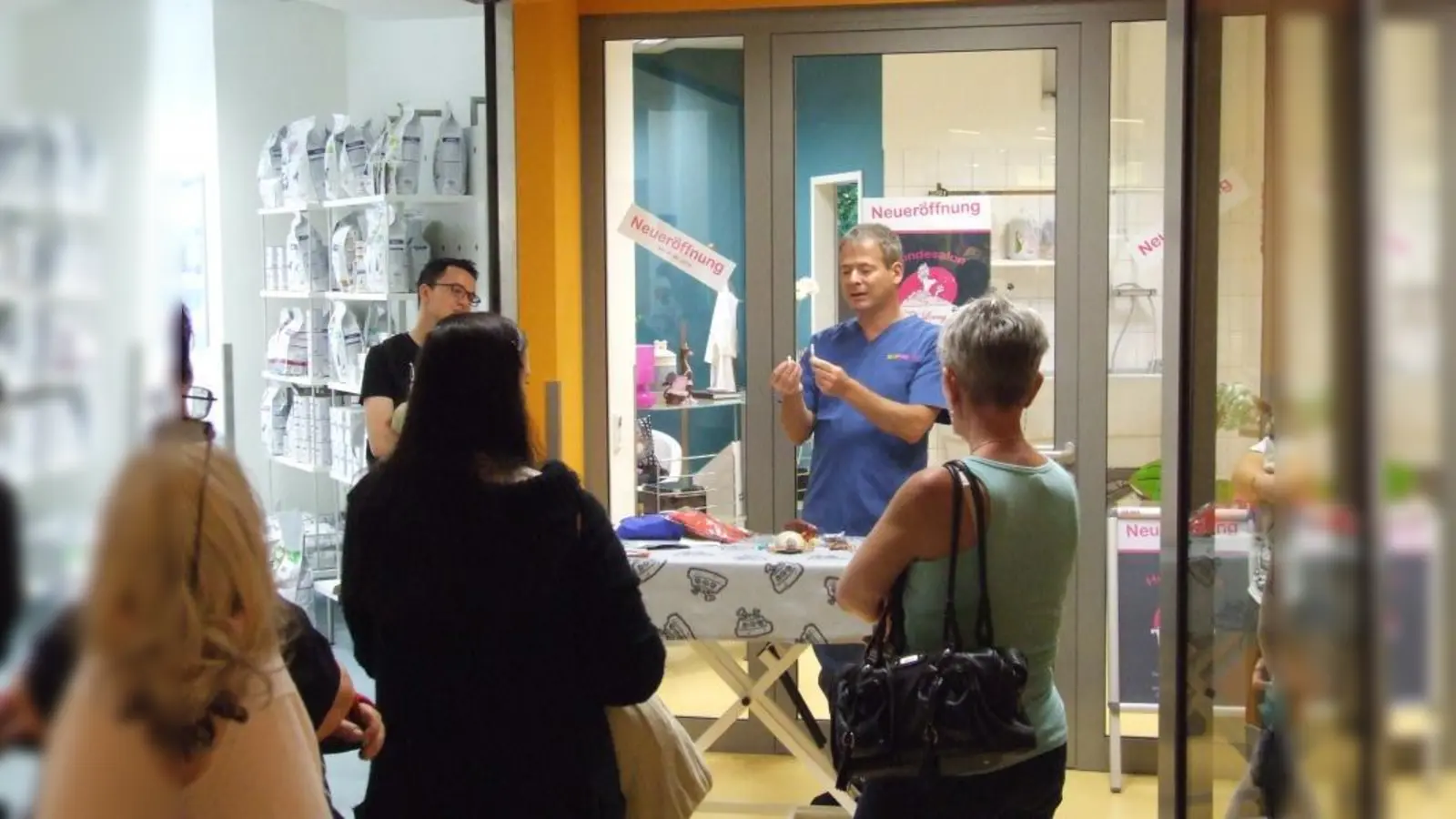 Fernsehtierarzt Dr. Wieland Beck bei einer Demonstration im Kölle-Zoo (Foto: pi)