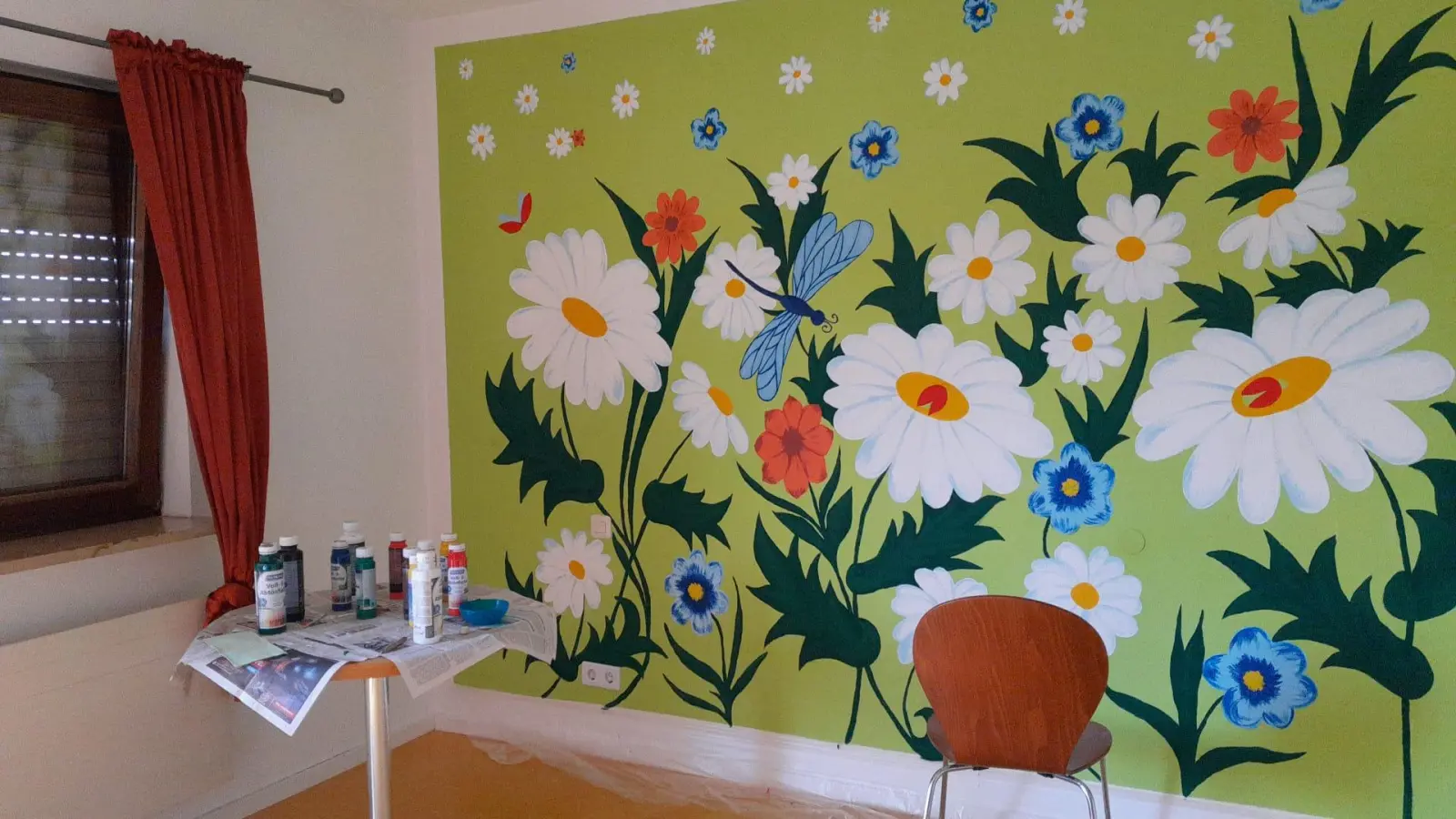 Frühlingsfrisch in den Herbst: Die neue Blumenwand in der Familieninsel Gilching ist ein echter Hingucker. (Foto: Familieninsel Gilching)