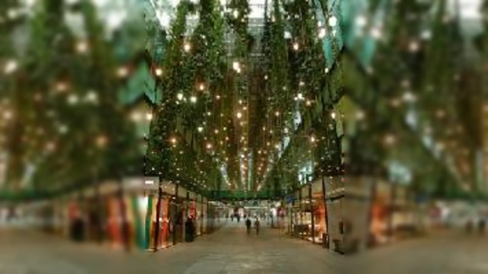 Moderne Architektur innerhalb historischer Gebäude: im Münchner Zentrum: die Fünf  (Höfe.Foto: Mvhs)