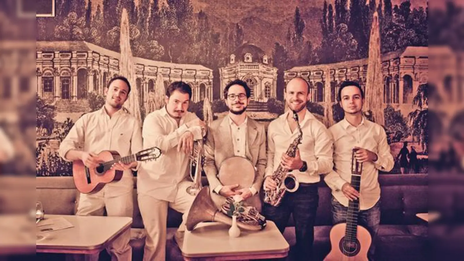 Fünf Vollblutmusiker aus Bayern, Brasilien und Portugal:  Bavaschôro.    (Foto: Lena Semmelroggen/Smashing Snapshots)