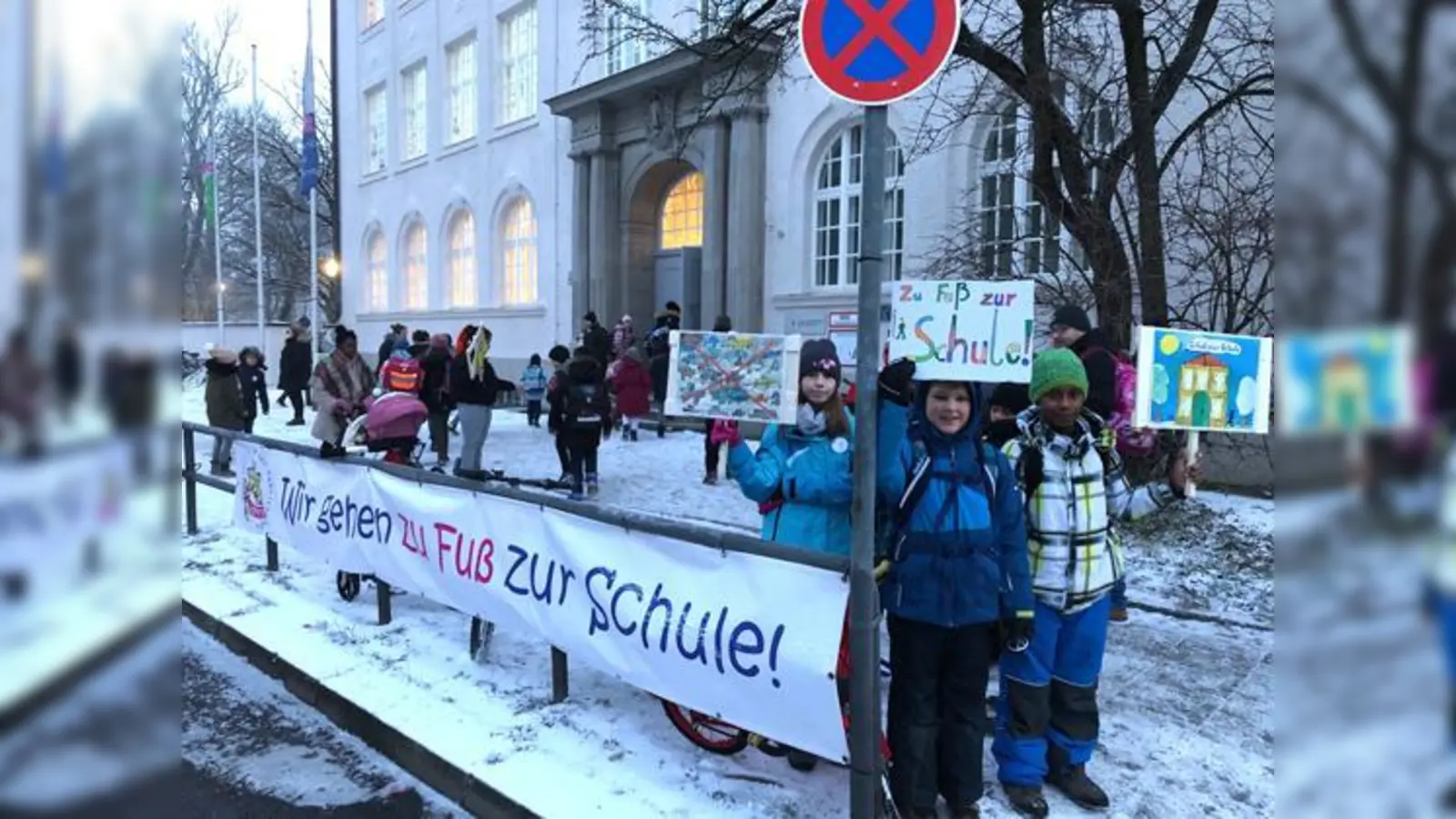Zu Fuß zur Schule: Mit selbst gemalten Schildern demonstrierten die Grundschüler für ihr Anliegen.  (Foto: Schule)