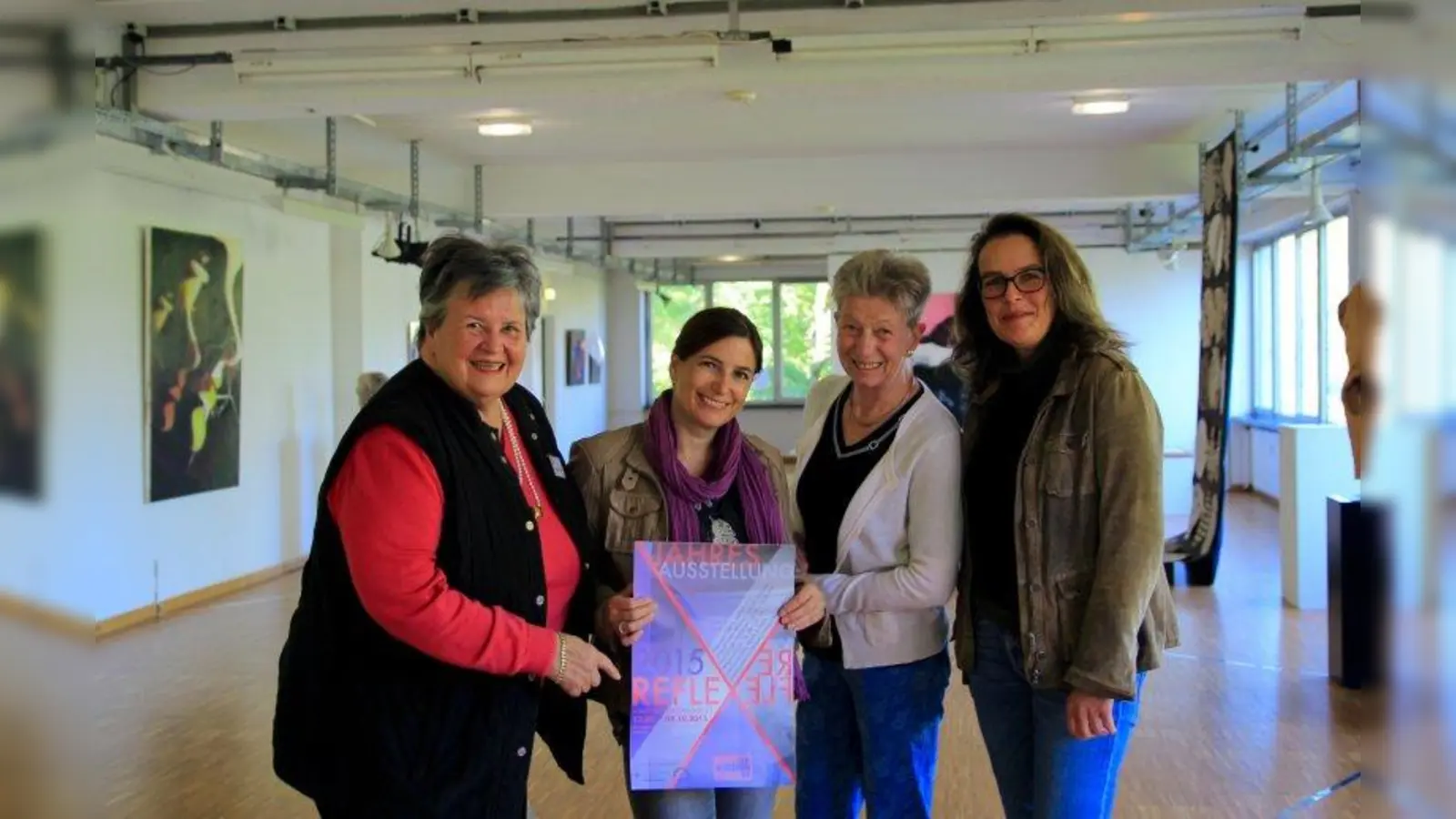 Die Jahresausstellung des KünstlerSpectrums Pasing e.V. ist bis zum 4. Oktober in den Galerieräumen der Pasinger Fabrik zu sehen. V.l. Vereinsvorsitzende und Gründungsmitglied Ingrid Walter-Ammon, Alzbeta Müller, Gründungsmitglied Gudrun Maier und jüngstes Mitglied und Ausstellungsneuling Martina Hamberger. (Foto: us)