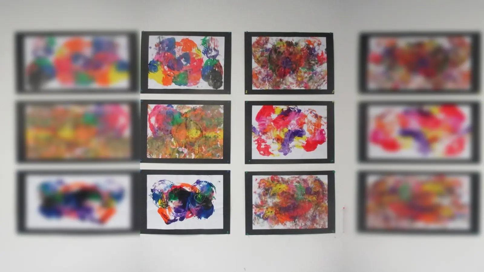 Im „Kunstraum 74” entstehen viele verschiedene Werke. Rund 150 davon sind noch bis Mitte März im Pavillon der Grundschule an der Zielstattstraße zu bewundern. (Foto: Strucks)