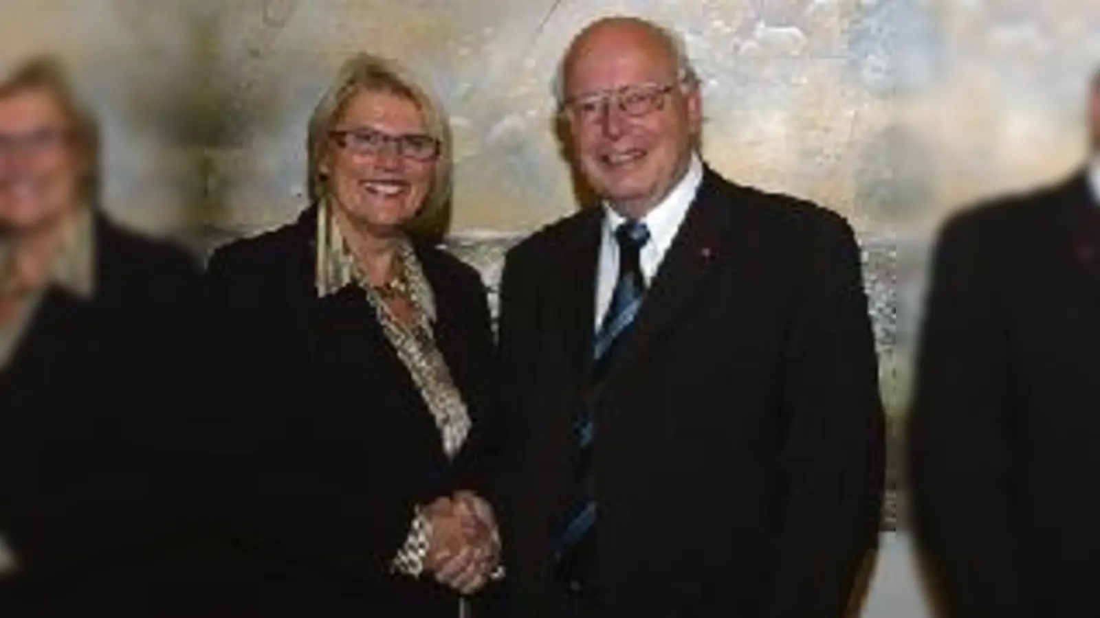 Ein großer Garchinger: Bürgermeisterin Hannelore Gabor und Prof. Dr. Heinz-Gerd Hegering der Träger der silbernen Bürgermedaille.  (Foto: ba)