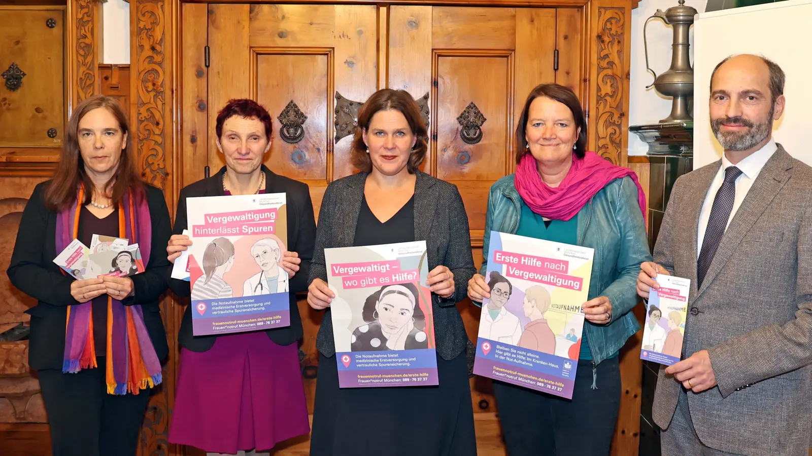 Präsentierten die neue Kampagne (von links): Nicole Lassal, städtische Gleichstellungsbeauftragte, Gesundheitsreferentin Beatrix Zurek, Bürgermeisterin Verena Dietl sowie Maike Bublitz, Geschäftsführerin der Beratungsstelle Frauennotruf München, und Prof. Dr. Christoph Scholz, Chefarzt Frauenklinik, München Klinik Harlaching/Neuperlach.  (Foto: Michael Nagy/Presseamt)