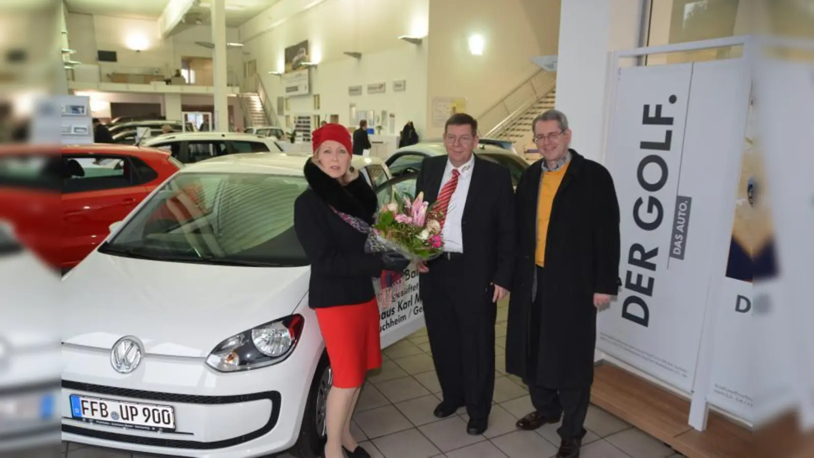 Rita Malterer-Forster durfte sich über einen nagelneuen VW up! freuen. Karl J. Moser vom Autohaus Moser und Stephan von Fürstenberg (r.) vom Lions-Club Germering übergaben der Gewinnerin die Schlüssel. (Foto: pi)