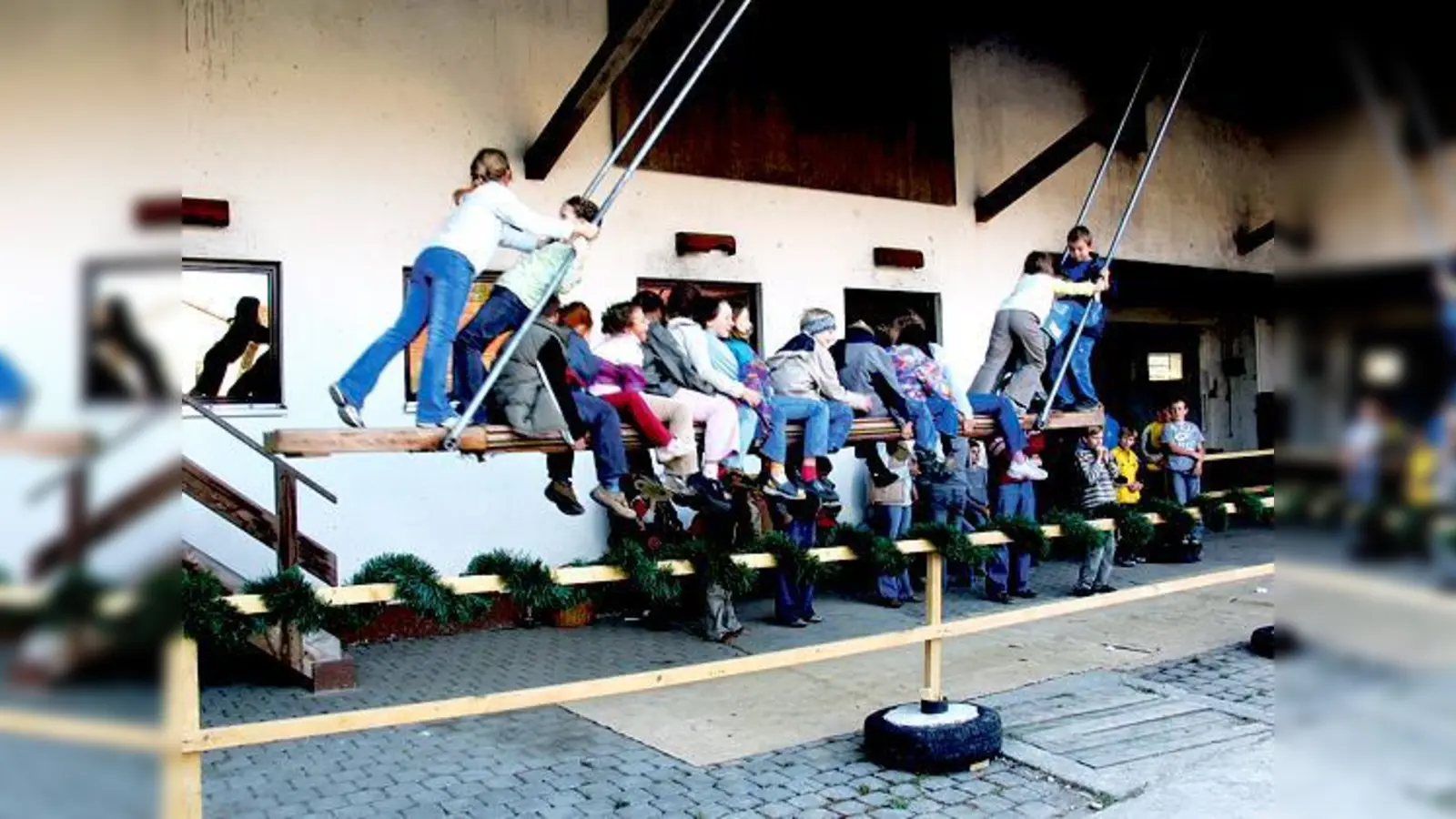 Ob im Stehen oder im Sitzen: Gut festhalten ist angesagt beim Kirtahutschn auf dem Kappelmairhof in Gelting.	 (Foto: Anni Wachinger)