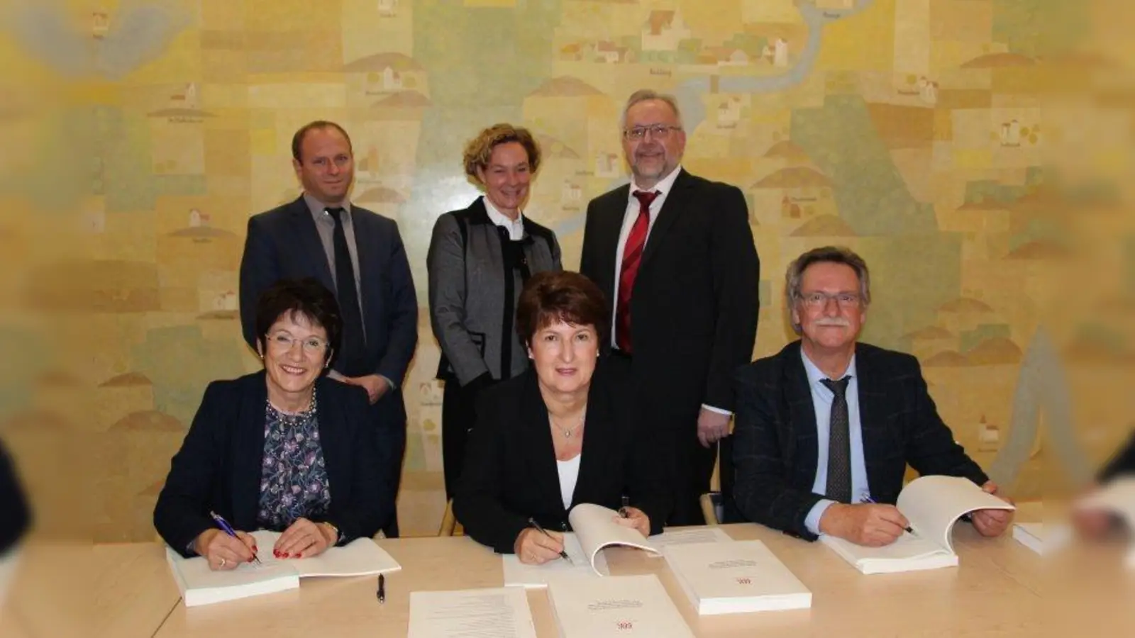 Der Konzessionsvertrag ist unterzeichnet, die Gemeinden sind nun die Netzbetreiber für die Stromversorgung in Planegg, Krailling und Gauting. Vorn (v.l.) die Bürgermeister Brigitte Kössinger, Christine Borst und Heinrich Hofmann. Dahinter stehend (v.l.) Anwalt Matthias Brugger von Becker-Büttner-Held sowie Silke Mall und Karl Krapf als Vertreter der Bayernwerk AG. (Foto: us)