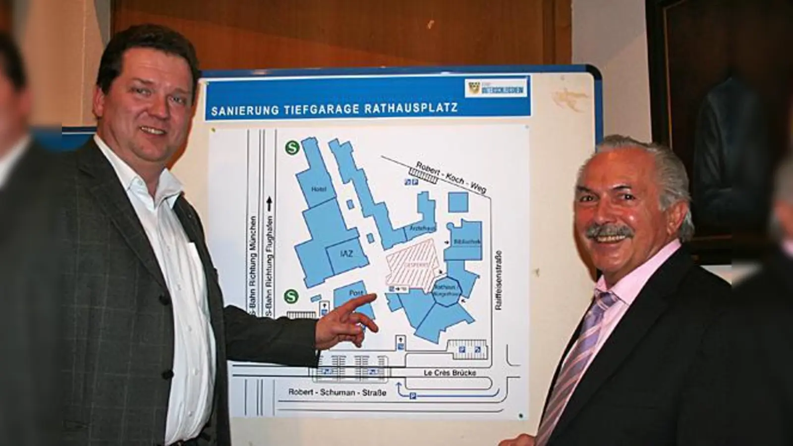 Erster Bürgermeister Rolf Zeitler (rechts) und Projektleiter Dr. Robert Schmiedmayer informierten die Bürger über die derzeit laufende Sanierung der Tiefgarage unter dem Rathausplatz in Unterschleißheim.	 (Foto: ws)