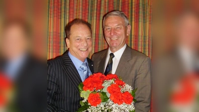 „Alfred Pfeiffer ist einer dieser aufrechten Männer, wegen derer man in die SPD eintritt”, sagte Peter Paul Gantzer (l.) über seinen langjährigen politischen Weggefährten Alfred Pfeiffer. (Foto: privat)