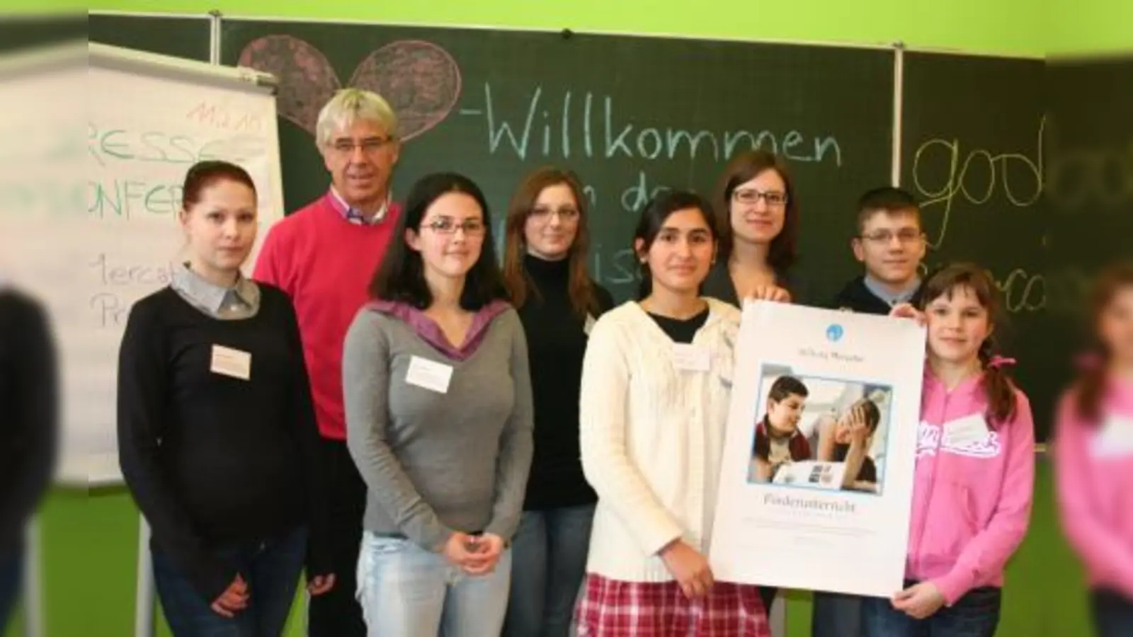 Sind froh darüber, dass es die „Mercator-Stiftung” gibt. (v.l.): Saskia Heinisch, Sozialreferent Friedrich Graffe,  Martina Fiedler, Eldina Sarcevic, Dilara Dede, Kerstin Lehner, Projektmanagerin, Mikhail Kranaperov, Viktoriia Mikheieva. (Foto: tg)