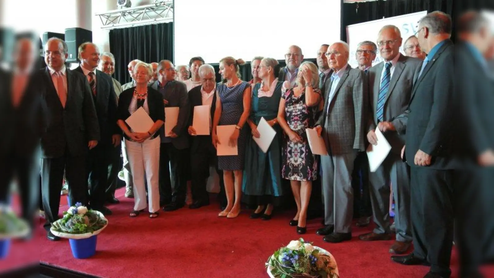 Hans Bauer, 1. Vorstand des TSV Solln (3. von rechts) im Kreise der Preisverleiher<br>und der anderen oberbayerischen „Engagiert 2014“-Preisträger. (Foto: TSV Solln)