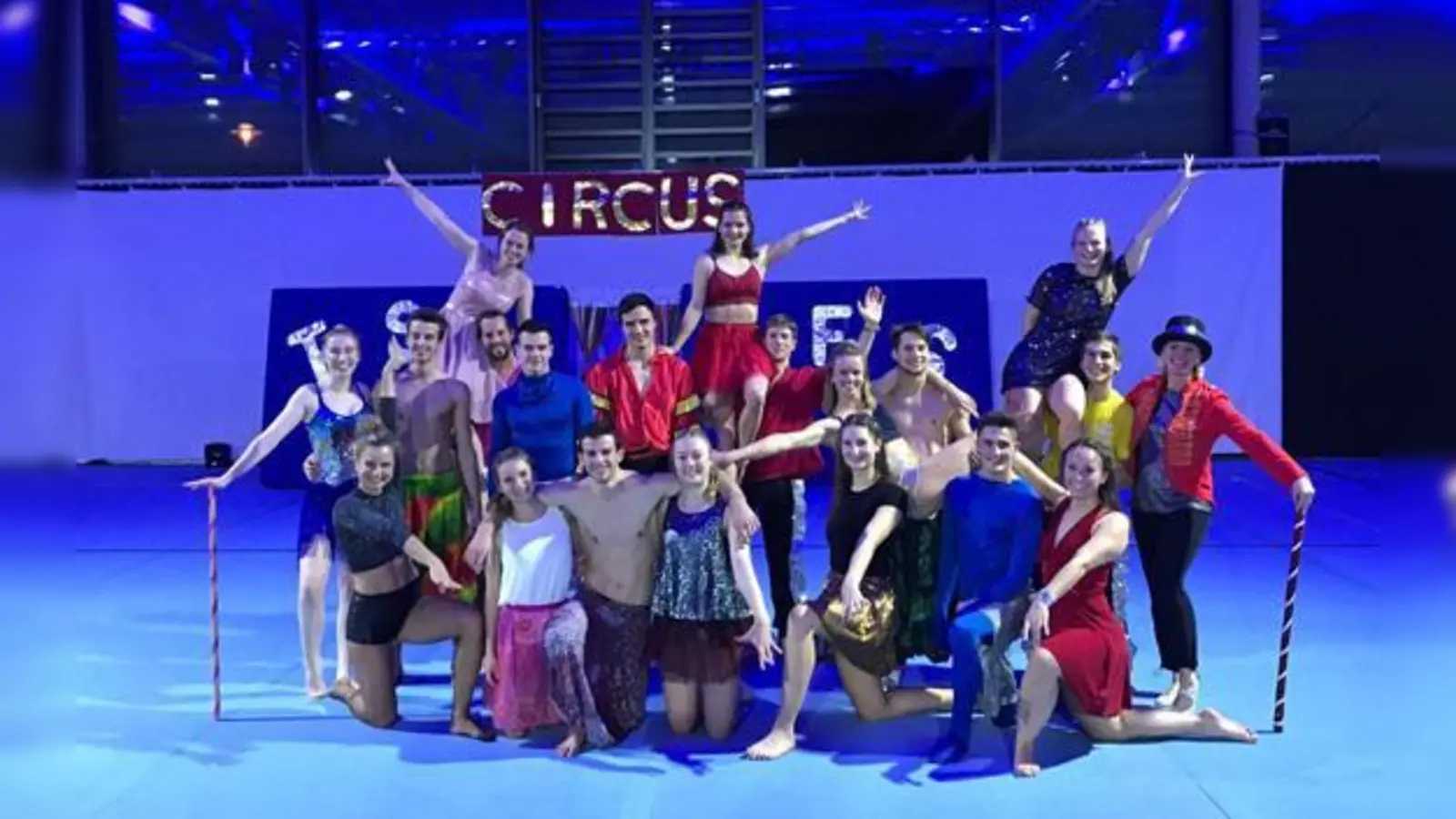 Bei ihrer turnerischen Zeitreise zeigten die Sportler des TSV Unterföhring auch Choregrafien aus den 70er, 80er und 90er Jahren.  (Foto: Verein)