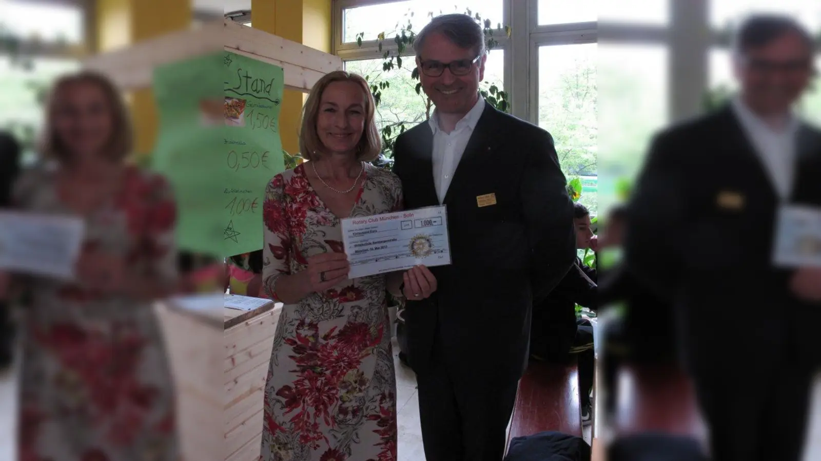 Gregor Eckert von Rotary Solln überreicht der Schulleiterin Ursula Neff einen großzügigen Scheck. (Foto: Sch)