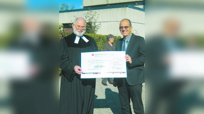 Scheckübergabe: Pfarrer Ulrich Wagner (li.) und Frieder Vogelsgesang, der Vorsitzende der Bürgervereinigung Obermenzing e.V. (Foto: pi)