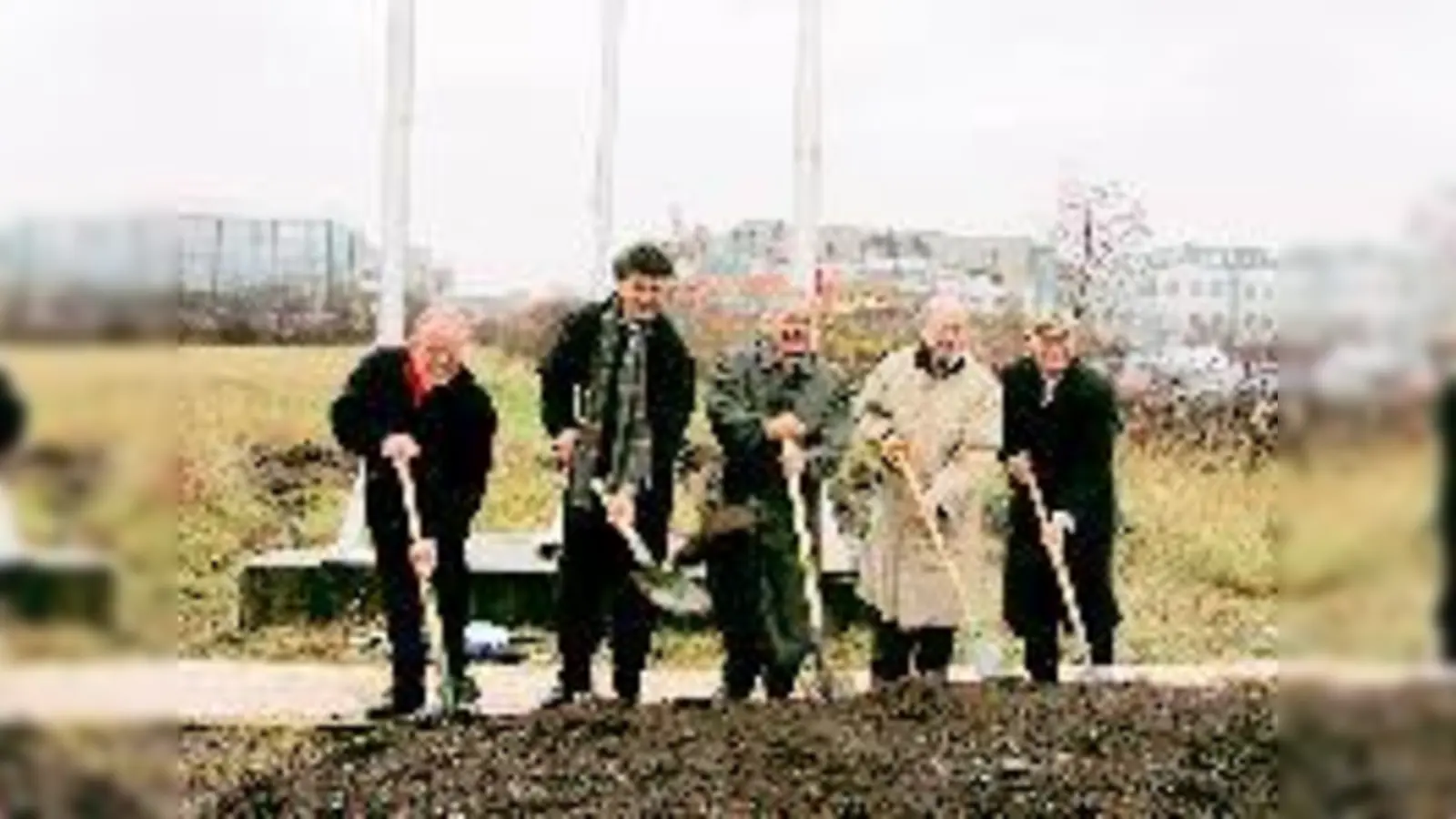Karl-Heinz Zierold (Forum Unterschleißheim), Andreas Böhme (Tercom), Bürgermeister Rolf Zeitler, Dr. Ludwig Schick (Walter Bau AG) und Dr. Dirk Ernst (Hannover Leasing; v. li.) beim Spatenstich. (Foto: an)