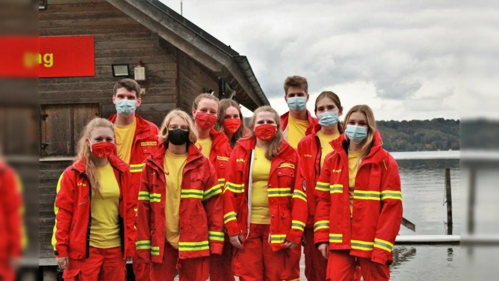 Der neue Jugendvorstand (von links nach rechts): Betty Pfannes (stellv. Vorsitzende), Alexander Rusche (Vorsitzender), Tamara Schmidt (stellv. Leiterin Wirtschaft und Finanzen), Theresa Wilhelms (stellv. Vorsitzende), Kira Brinkmann (stellv. Vorsitzende), Katharina Kettner (stellv. Vorsitzende), Tim Schmitz (stellv. Vorsitzender), Geena Schindler (Leiterin Wirtschaft und Finanzen), Solveig Lück (Referentin). (Foto: DLRG Pöcking-Starnberg)