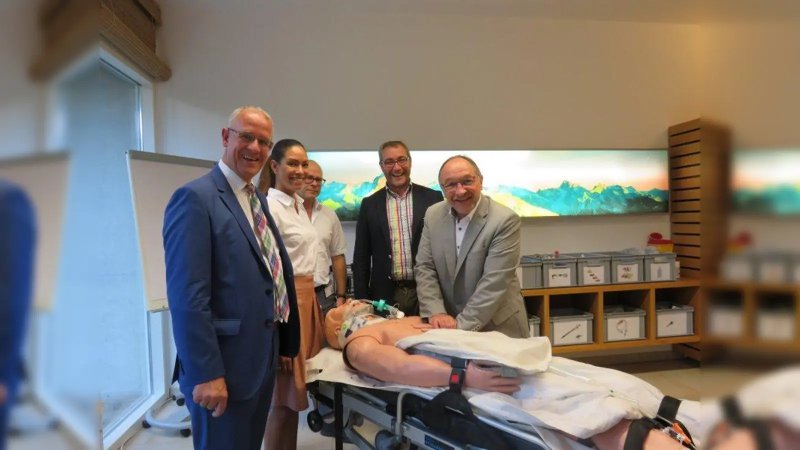 Freuen sich über die neuen Räume des Schulungszentrums für Notfallmedizin am Klinikum Starnberg: (v.l.) Ärztlicher Direktor Professor Arnold Trupka, Ärztliche Leitern des Notfallmanagements Dr. Guylène Keyl, Klinik-Chef Heiner Kelbel, BRK-Kreisgeschäftsführer Jan Lang und Landrat Karl Roth. (Foto: Klinikum Starnberg)