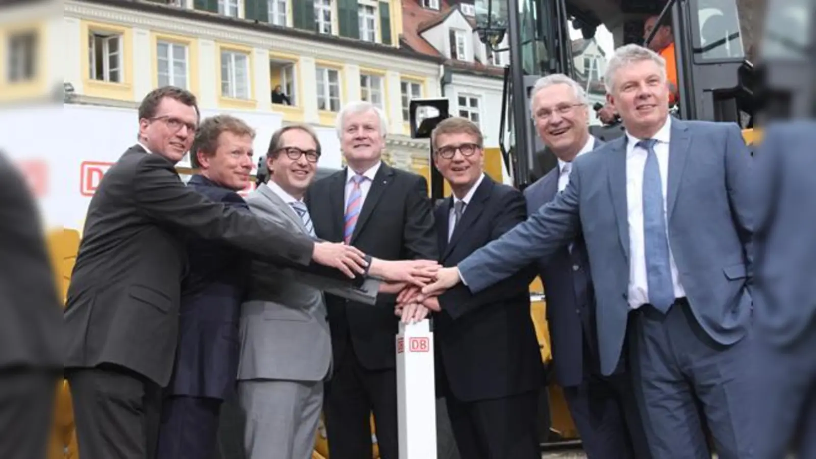 Klaus-Dieter Josel, Richard Lutz, Alexander Dobrindt, Horst Seehofer, Ronald Pofalla, Joachim Herrmann und Dieter Reiter drücken den symbolischen Startknopf. 	 (Foto: cr)