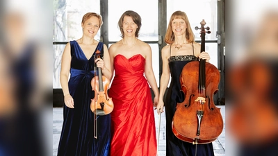 Zum Ensemble Le Beau gehören Karin Löffler-Hunziker (Violine), Uta Zenke-Vogelmann (Violoncello) und Anne Schätz (Klavier / Moderation). (Foto: Lucia Hunziker)