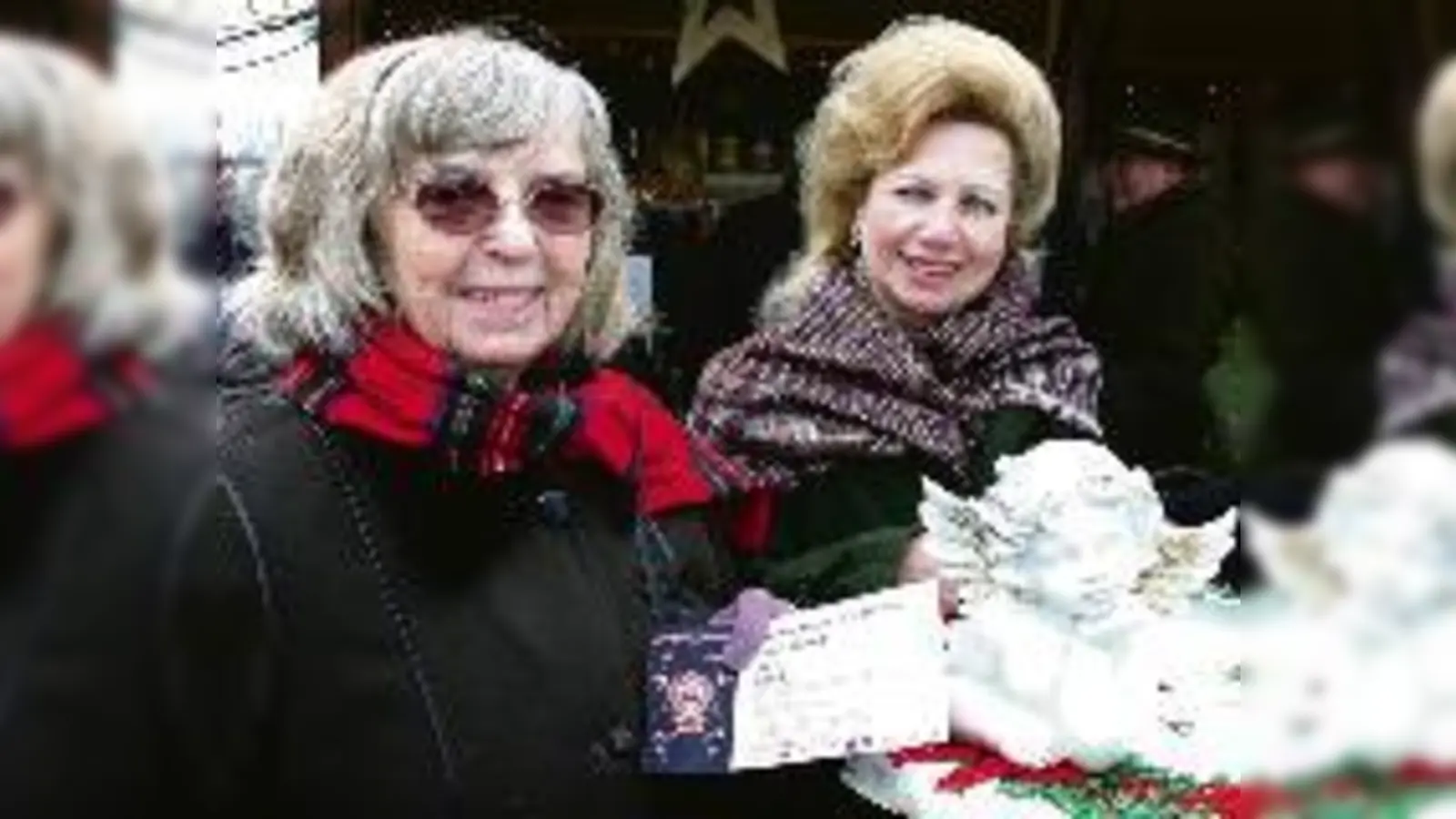 Charlotte Kaltschmid (links) wurde von Erika Fellner (rechts) als Weihnachtsengel der Münchener Nord-Rundschau vorgeschlagen.	  (Foto: em)