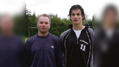 Der Trainer und sein 11-Tore-Stürmer: Stefan Kussauer ist stolz auf Janik Syryca (v.l.). 	 (Foto: ba)