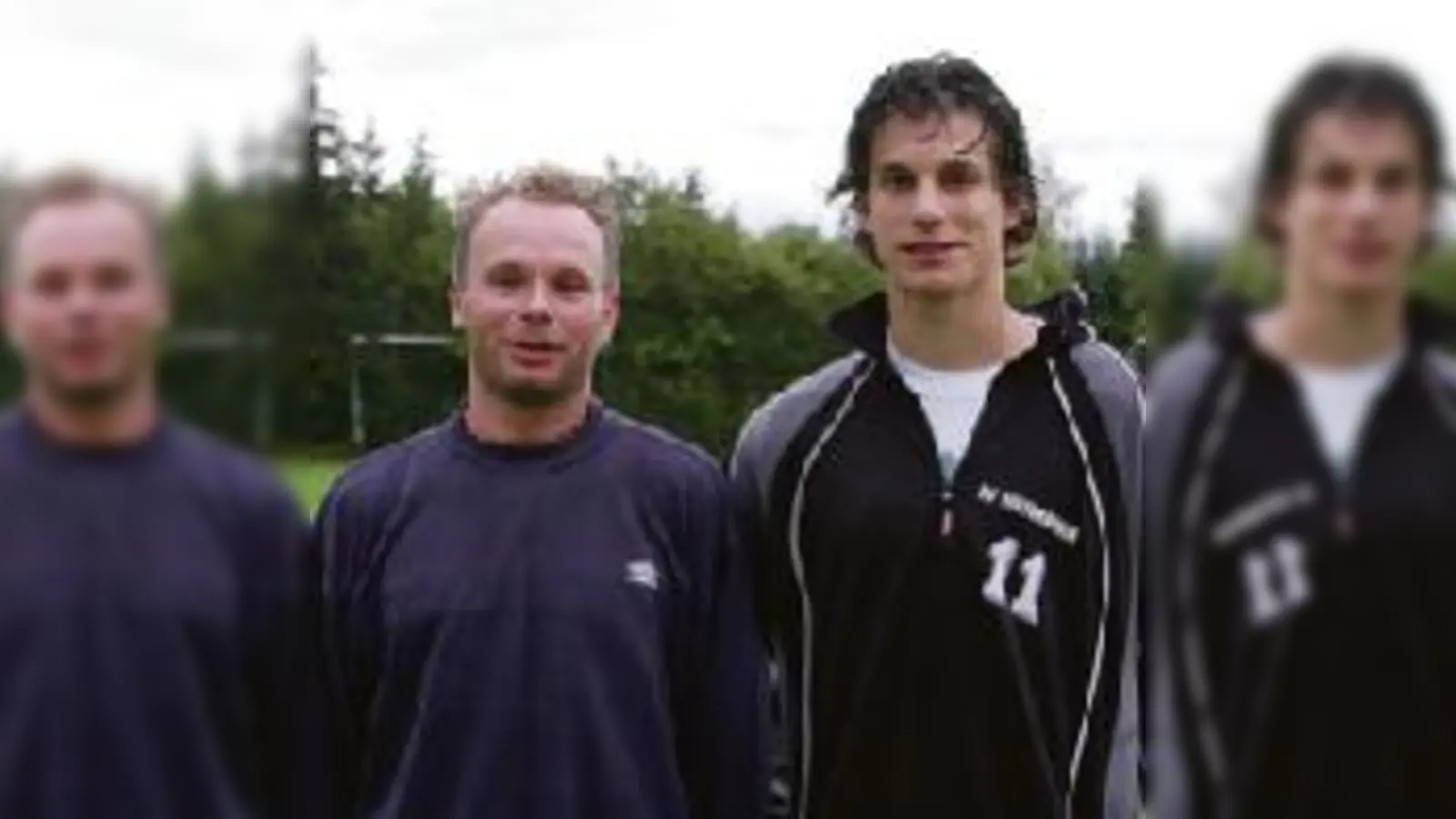 Der Trainer und sein 11-Tore-Stürmer: Stefan Kussauer ist stolz auf Janik Syryca (v.l.). 	 (Foto: ba)