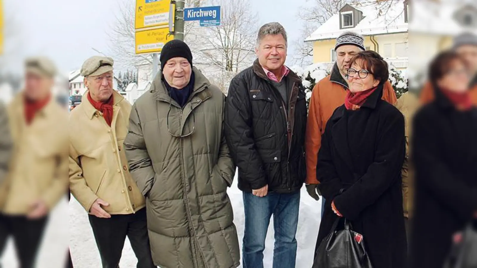 Edwin Klostermeier (3. v.li.) und Friederike Hofmann (1. v.re) freuen sich mit ihren Mitstreitern von der Arbeitsgruppe Ortsleitbild über erklärende Straßenbezeichnungen platzierte Zusatzschilder, die Putzbrunner Besonderheiten nahebringen.   (Foto: Red Pbn)