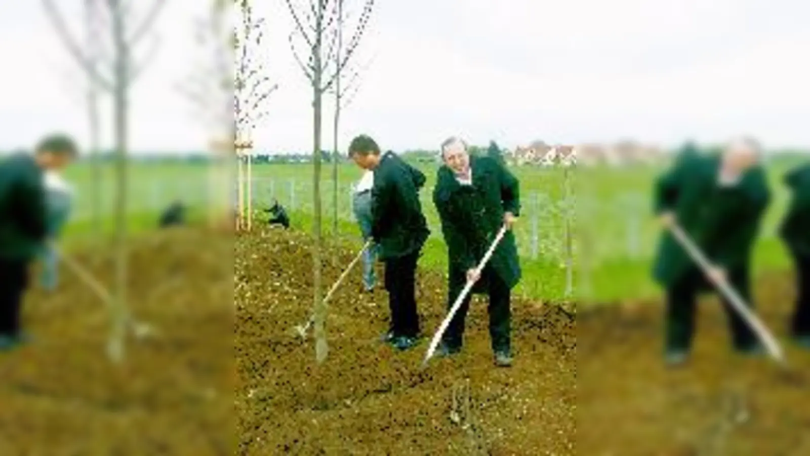 In „Pflanzaktion”: Michael Brunner, Stell.v. Leiter des Gartenbauamtes (re.) und Christian Hierneis vom Bund Natruschutz (li.) (Photo: ta)