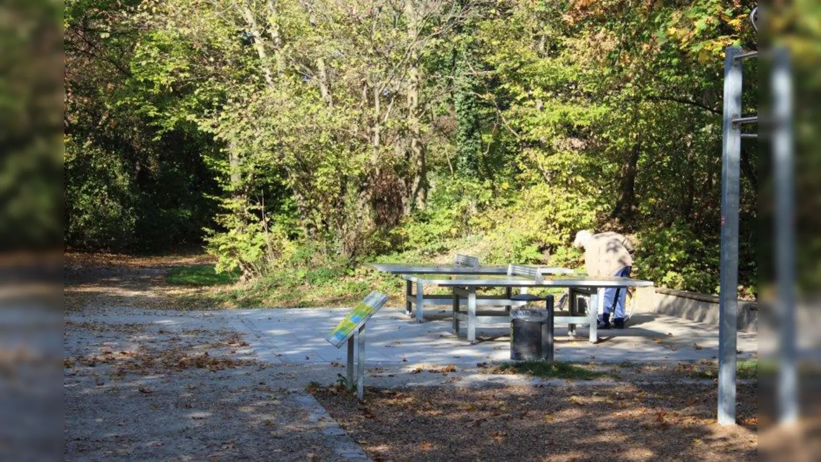 Im Rahmen eines Ortstermins soll das weitere Vorgehen bezüglich der Tischtennisplatten in der Grünanlage an der Hitlstraße besprochen werden. (Foto: sb)