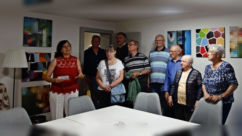 BRK-Kreisgeschäftsführerin Gisela van der Heijden und Mitglieder der Kolpingsfamilie Erding im „Haus der Begegnung“. (Foto: Ingrid Enzner)