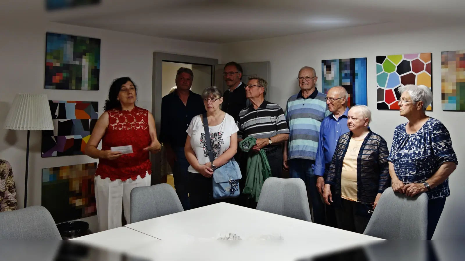 BRK-Kreisgeschäftsführerin Gisela van der Heijden und Mitglieder der Kolpingsfamilie Erding im „Haus der Begegnung“. (Foto: Ingrid Enzner)