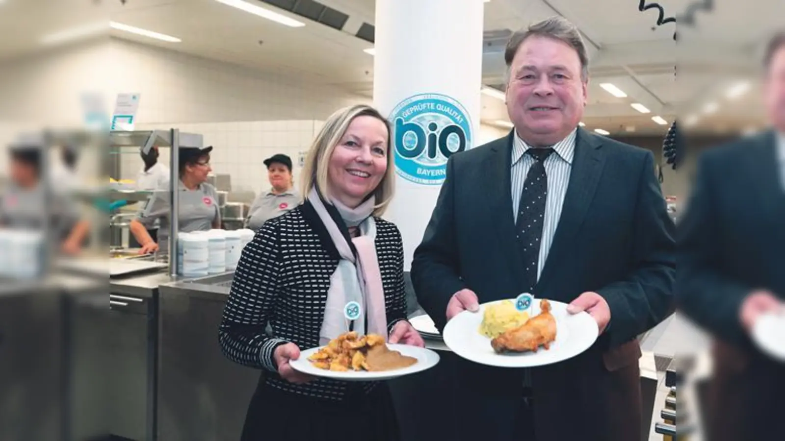Die ersten Testesser: Dr. Ursula Wurzer-Faßnacht und Minister Helmut Brunner. 	 (Foto: Schmalz/StMELF)