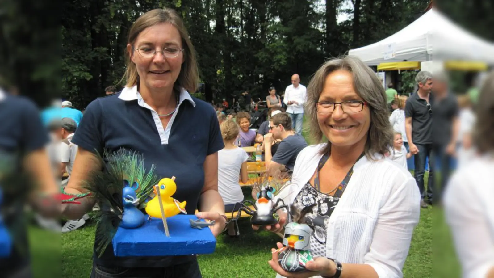 Ansturm der Design-Enten: Eine vom Hai verfolgte, auf Stelzen laufende Ente, eine als Ameise transformierte Ente, Ritterenten, Drachenenten, Hippies, Smileys, Chill-Enten à la Hawai und viele andere mehr gab es zu bestaunen. V.l. Beate Dürrschmidt und Anneliese Bradel vom Verein Miteinander e.V. (Foto: US)