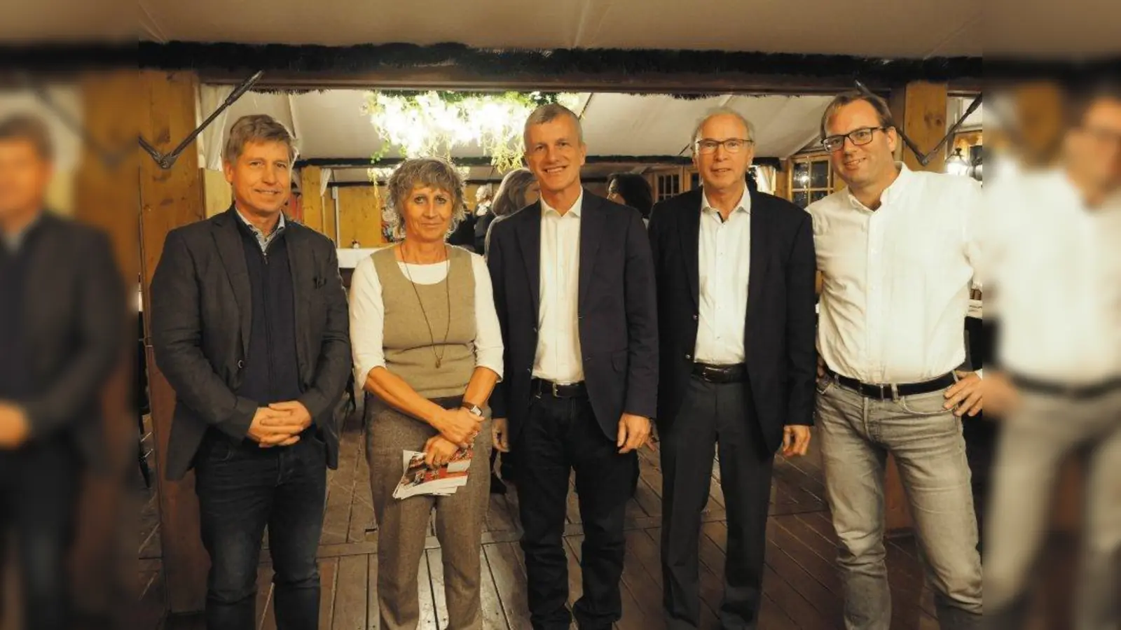 Der neue TCG-Vorstand mit (von links): Dr. Norbert Wolff (Vorstand Sport), Antje Berron (Mitglieder), Jochen Lindner (Finanzen), Roland Benedikt (Vorsitz und Anlage), Christian Jung (Jugend). (Foto: TC Großhesselohe)