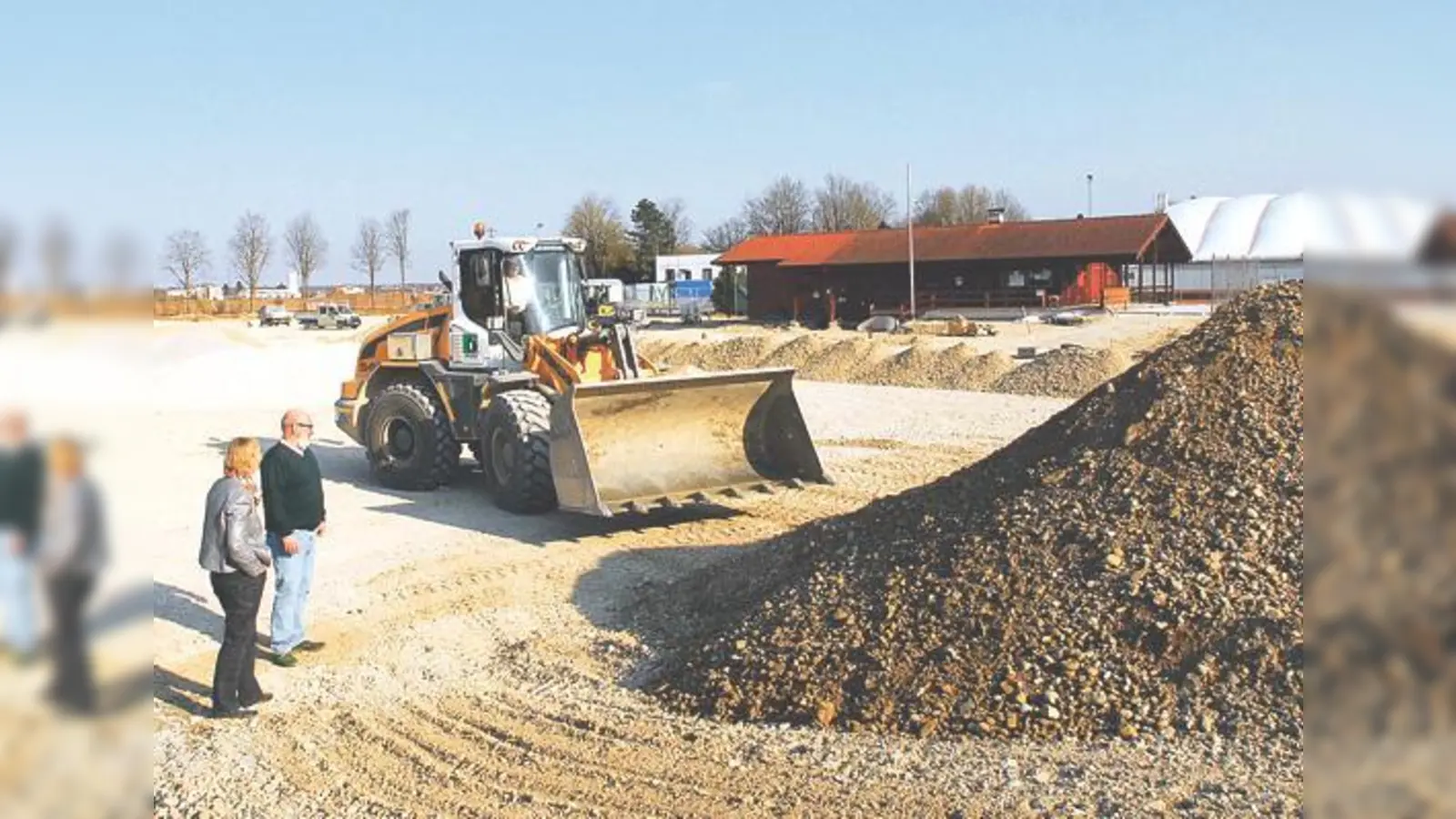Bürgermeisterin Ursula Mayer überzeugte sich vom Baufortschritt an der Sportanlage.	 (Foto: VA)