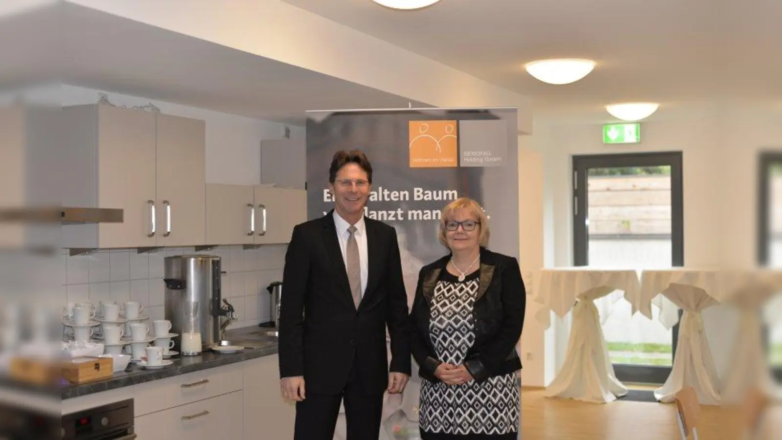 Das neue Wohncafé im Quartier soll künftig Treffpunkt für die Nachbarn werden. Bei der offiziellen Eröffnung von „Wohnen im Viertel“ in der Reindlstraße: Dr. Klaus-Michael Dengler, Sprecher der Geschäftsführung der Gewofag, und Brigitte Notz-Galow, Geschäftsführerin Pflege Daheim. (Foto: Gewofag)