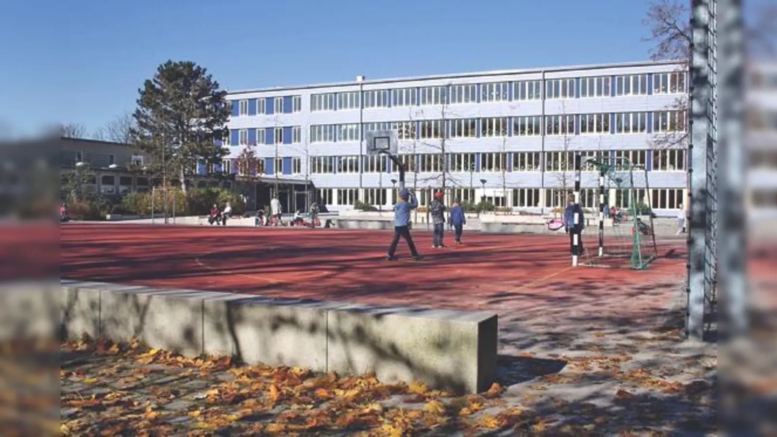 Auch die Elternbeiratsvorsitzende Andrea Helbich (kleines Foto) ist gegen den siebenzügigen Ausbau der Grundschule (großes Foto).	 (Fotos: js)