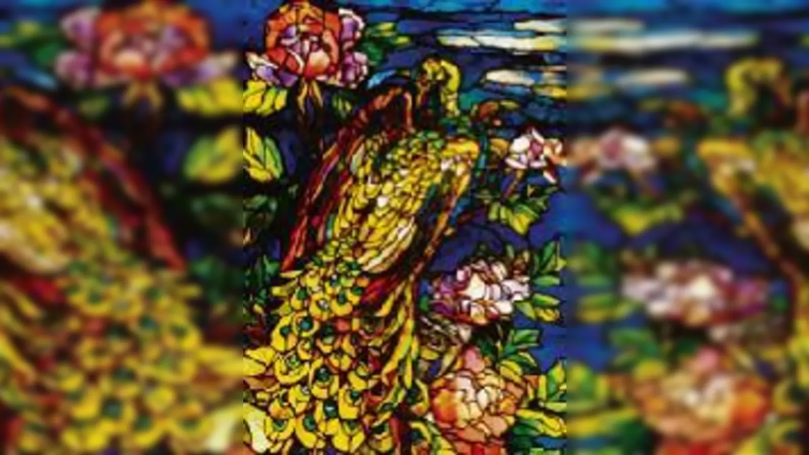 Glaskunst der Jahrhundertwende: Pfau und Pfingstrosen, 1892, von John La Farge.	  (Foto: S.R. Gnamm)