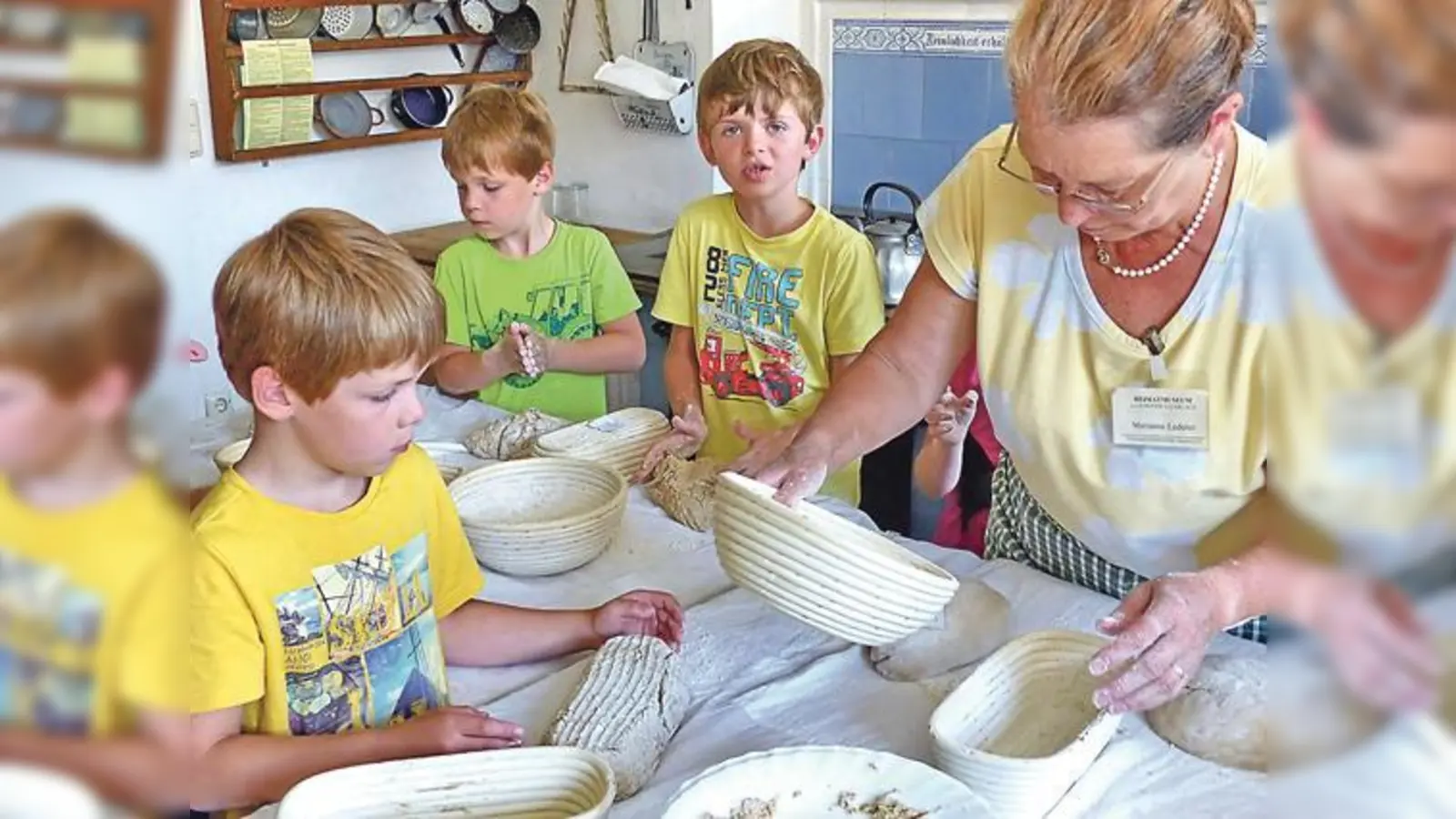 Die Ferienkinder lernten im Heimatmuseum bei Marianne Lederer das Brotbacken.	 (Foto: Ina Berwanger)