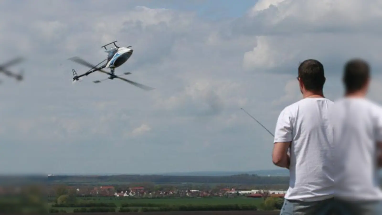 Atemberaubende Flugshows zeigen die Weltklassepiloten bei den munich heli masters derzeit in Riem.  (Foto: © Frank Maehlert-Berner)