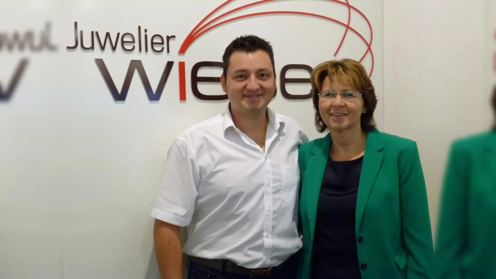 Bärbel und Florian Wieser, Juwelier Wieser:<br>„Das Fürst 51 ist ein modernes, zeitgemäßes Gebäude, das sich in die Fürstenrieder Straße sehr gut einfügt. Durch die Platzierung gemischter Einzelhandelsgeschäfte ist es eine Bereicherung für das gesamte Einzugsgebiet und den bestehenden Einzelhandel. Modernisierungen sind unerlässlich. Wir gehen davon aus, dass durch die Neueröffnung viele Kunden den Wert des Einkaufens in Laim wieder schätzen und neue Kunden akquiriert werden können. Wir wünschen allen Betrieben im Fürst 51 viel Erfolg und freuen und auf eine gute Nachbarschaft.“ (Foto: BK)