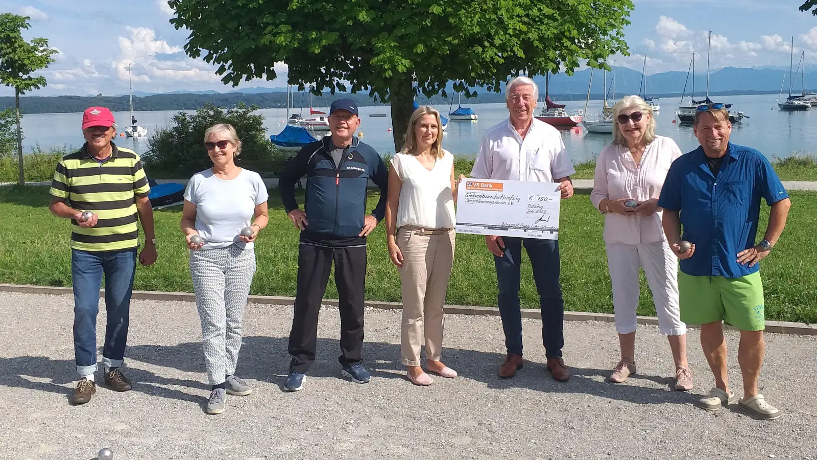 750 Euro für den Boule-Platz (von links): Trudbert Josef Geng, Nicola von Hammerstein, Hans-Peter Bernsdorf, Anitia Piesch (Vorsitzende Verschönerungsverein), Gustav Huber (Geschäftsführer Bürgerstiftung Landkreis Starnberg) und Cornelia Hentzen sowie Dr. Christoph Siebert bei der Spendenübergabe. (Foto: Verschönerungsverein)