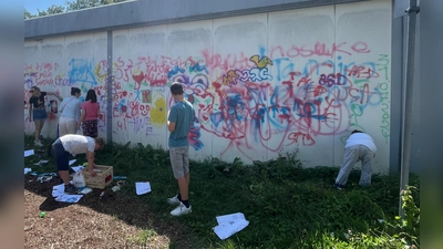 Voll Begeisterung gestalteten Kinder und Jugendliche aus der Heilpädagogischen Tagesstätte die Wand am Schulpavillon mit einem bunten Graffiti. (Foto: Untereichmeier/ Aktion Sonnenschein)