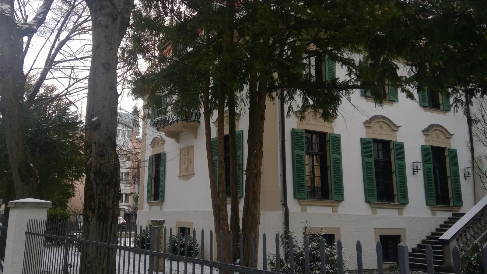 Treffpunkt ist in der Monacensia. Auch das Hildebrandhaus wurde einst „zwangsarisiert”. (Foto: bas)