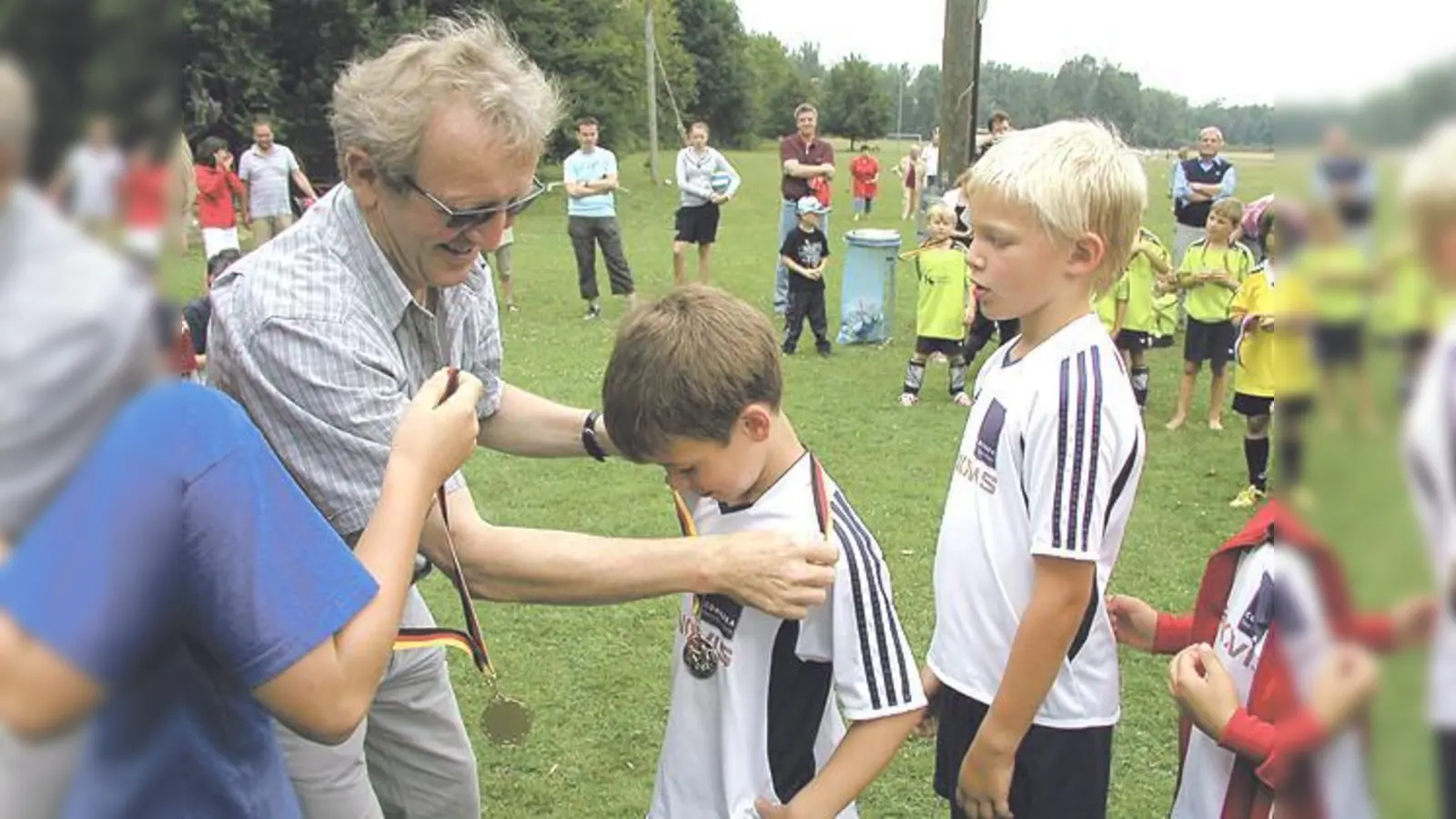 Erster Abteilungsleiter Sepp Schmid bei der Medaillenübergabe.   (Foto: Verein)