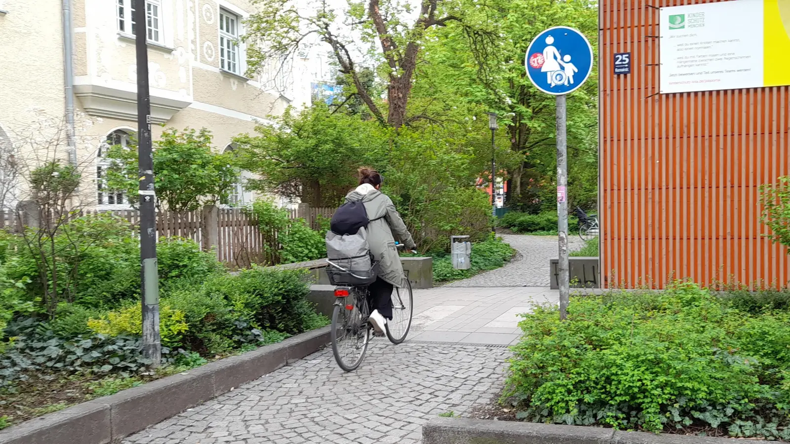 Das blaue Schild zeigt an, dass es sich beim Angelika-Las-Weg um einen reinen Fußgängerweg handelt, wo Radfahren verboten ist. (Foto: Beatrix Köber)