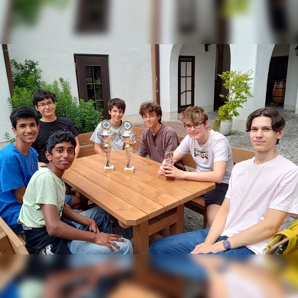 Gleich zwei Pokale brachten die jungen Schachspieler von Kelheim mit nach München. (Foto: Schachfreunde München)
