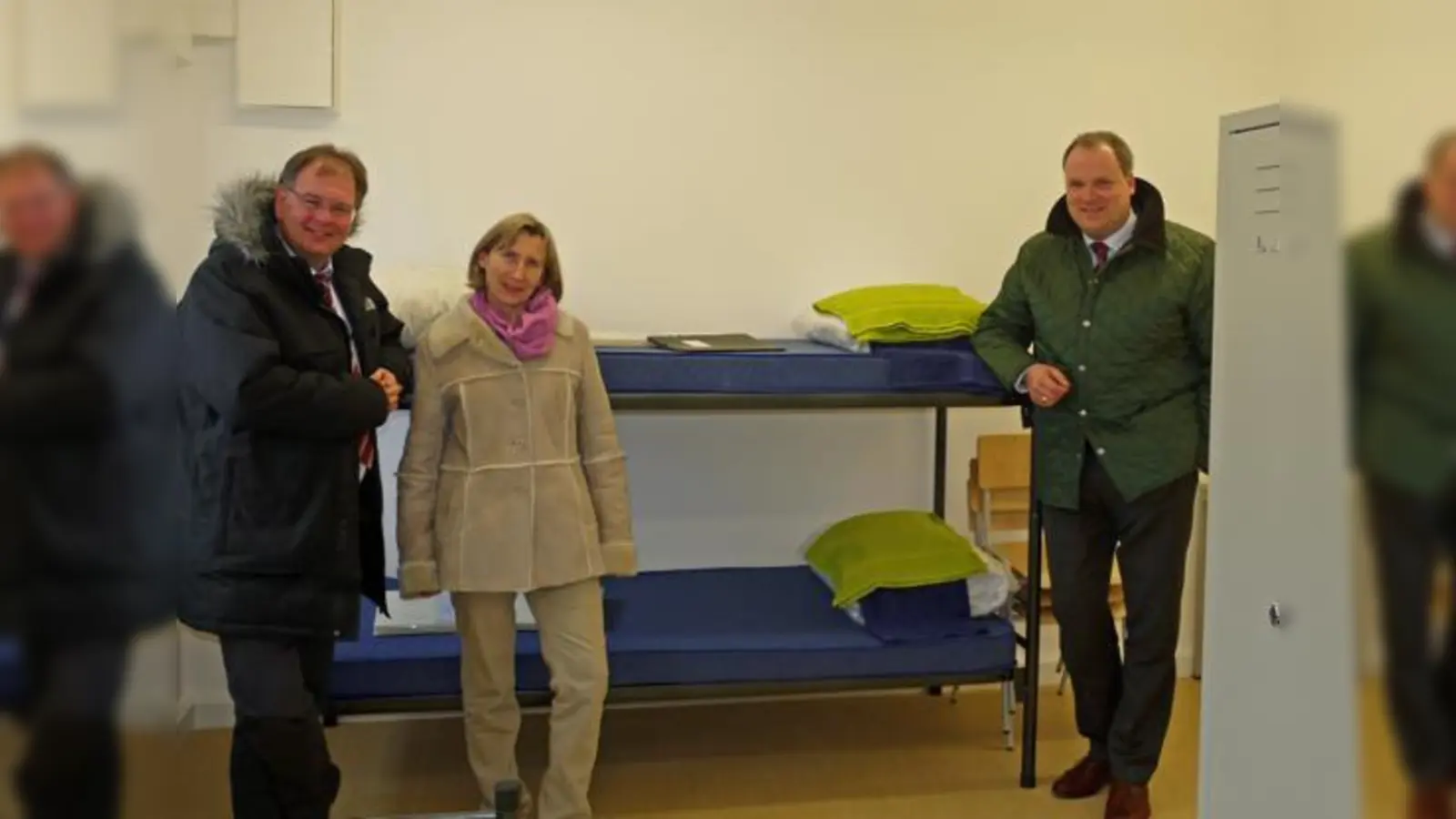 Bürgermeister Wolfgang Panzer (v. l.), Helferkreis-Leiterin Franziska Kindsmüller und Landrat Christoph Göbel sahen sich die neue Asylbewerberunterkunft an der Hachinger Haid  in Unterhaching gemeinsam an.	 (Foto: Kohnke)